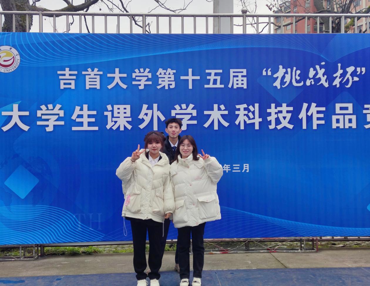 兰婷参加777综合官网帮助中心主持人