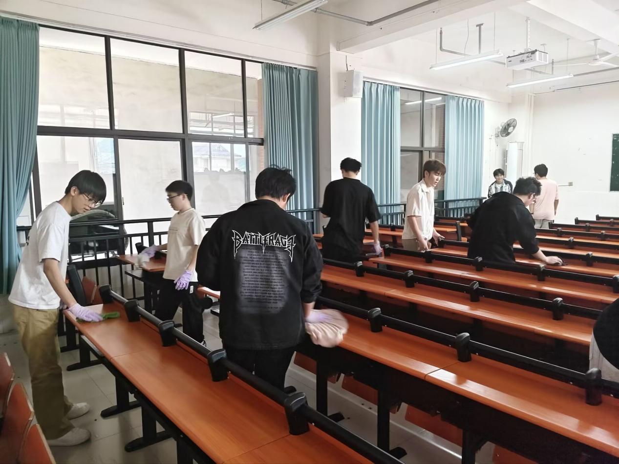 对教学楼公共教室课桌椅进行集中清洁维