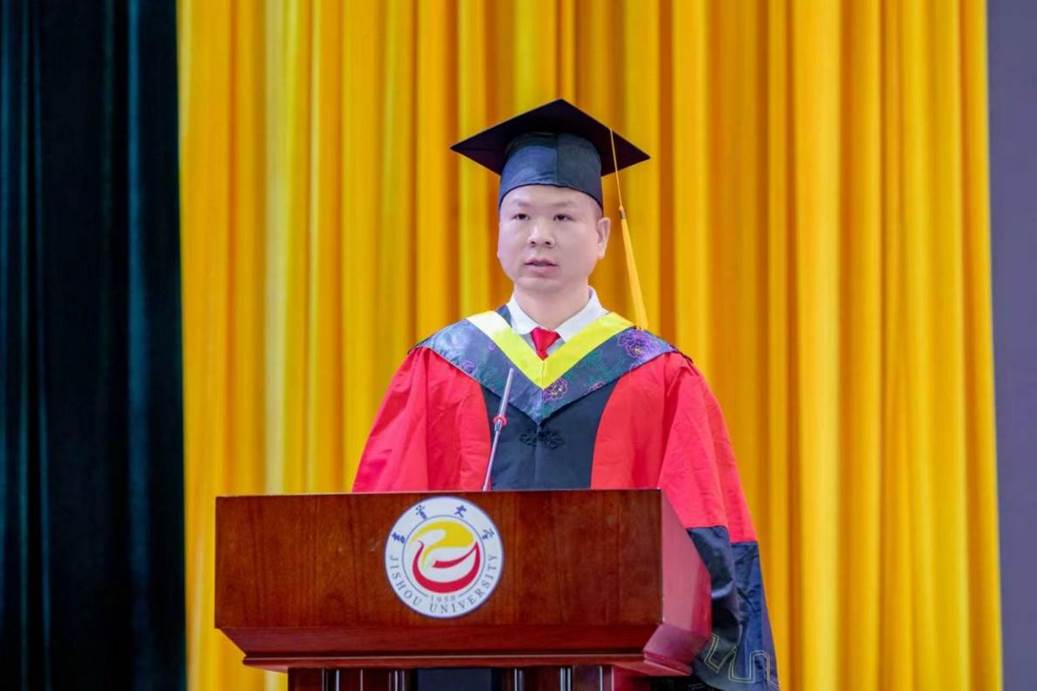 何锋主持毕业典礼。