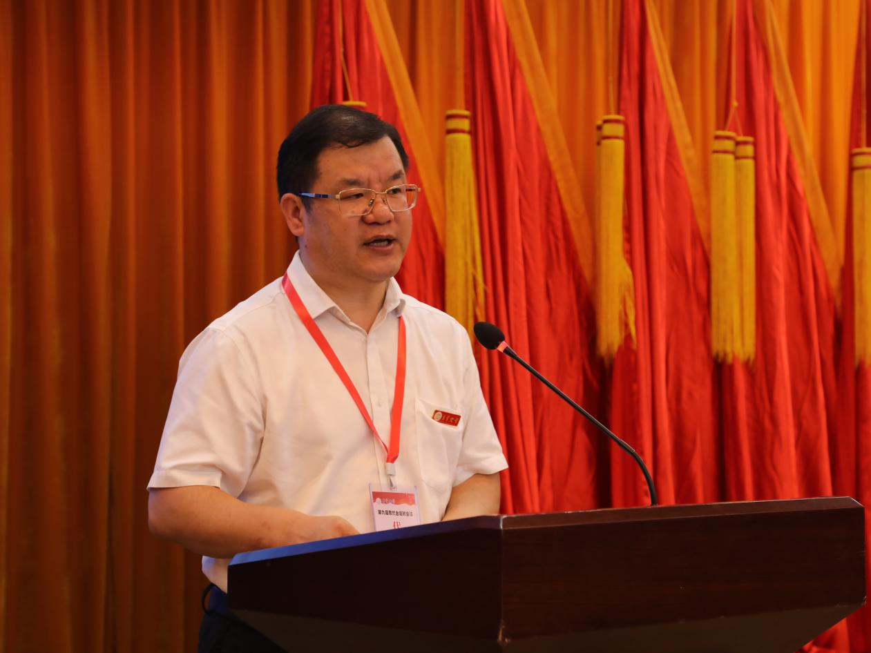 副校长王艳主持大会