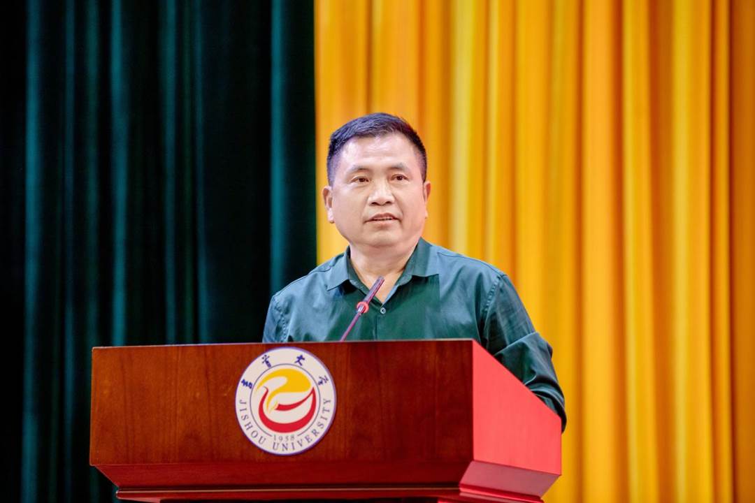 何锋主持毕业典礼