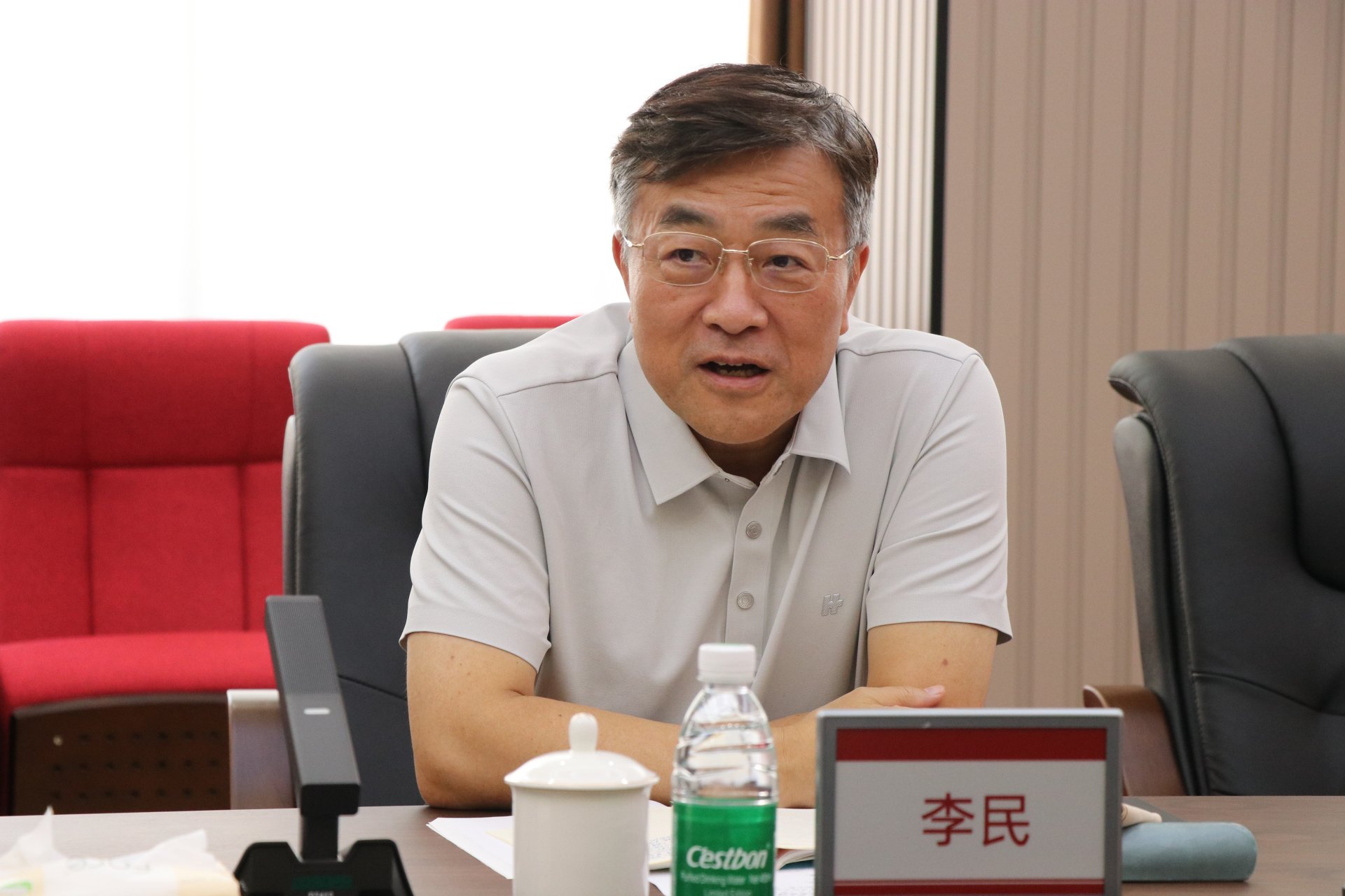 本次调研座谈会在张家界校区会议室举行