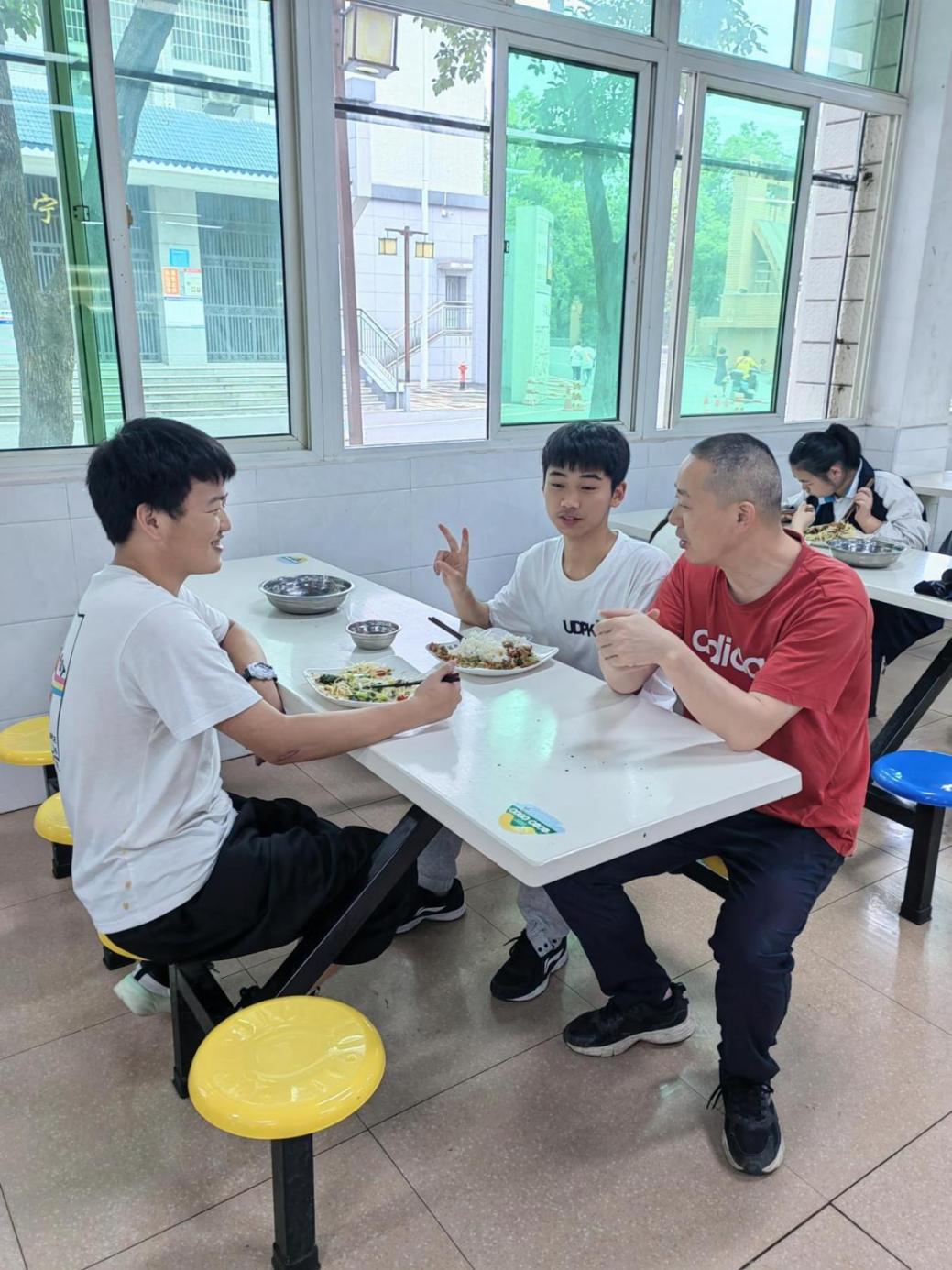 图为谭周才(左一)获“全国优秀教师”